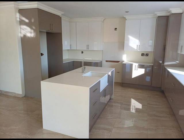 4 BEDROOM HOUSE FOR SALE IN LANSERIA